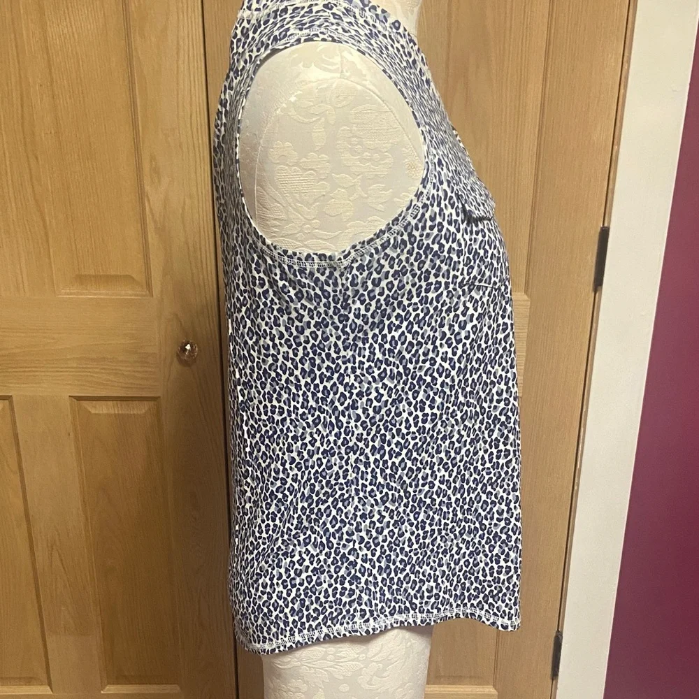 Liz Claiborne White and Blue Patterned Sleeveless Blouse